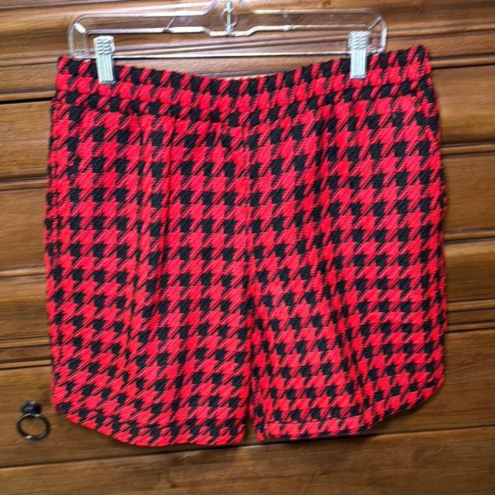 Stylish Red and Black Houndstooth Women's Shorts